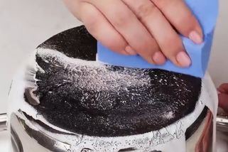 Jak odstranit špínu z hrnce a mastný flek z oblečení | Tipy za hubičku